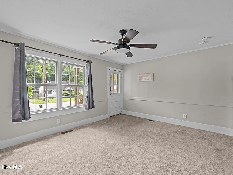 2402 Oaks Rd — Photo 7