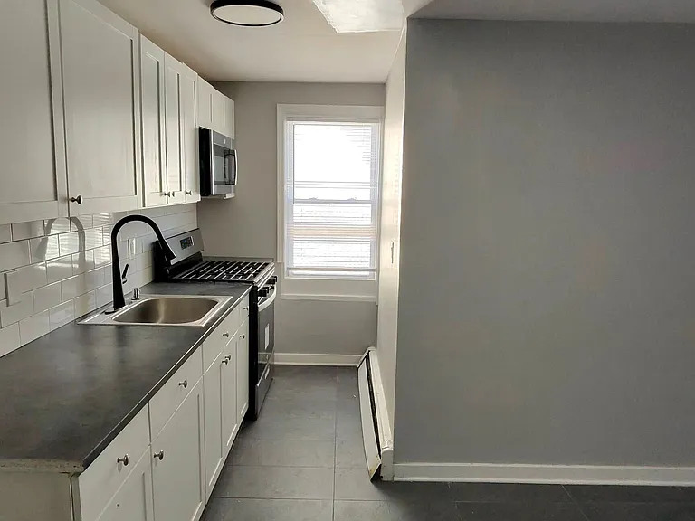 982 Pembroke St #2L — Photo 2