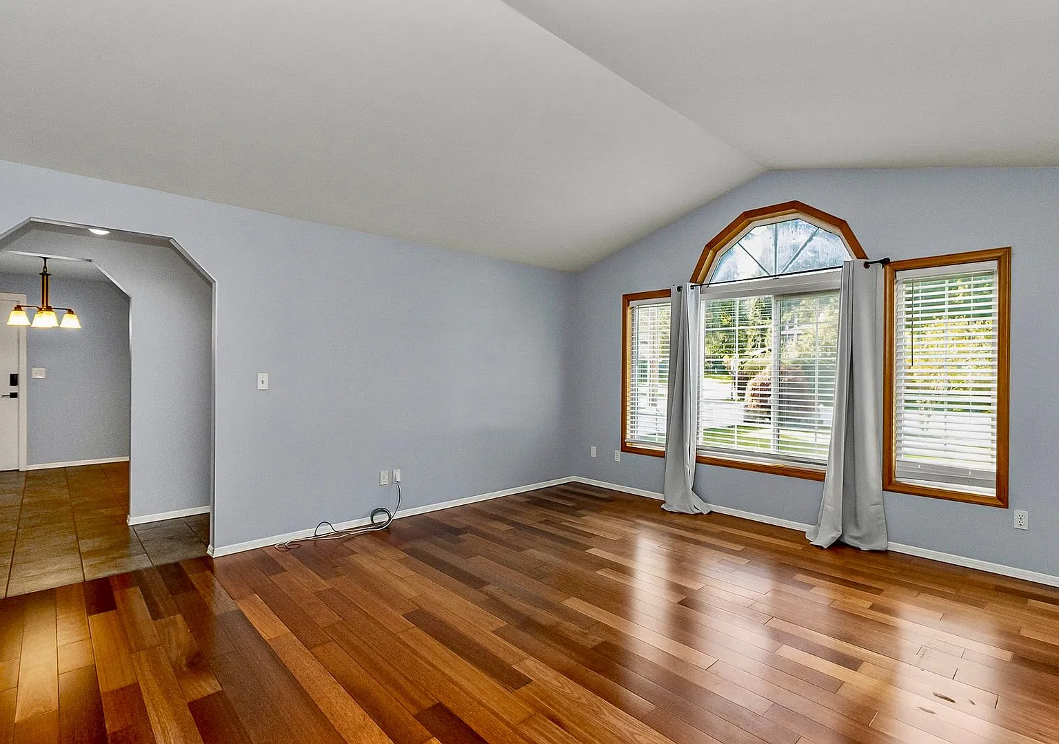 Beautifully updated 3 bed in Jordan River Trails — Photo 2