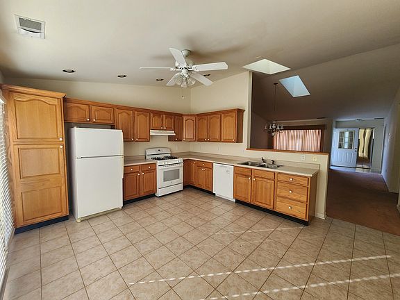 3rd image of 1727 Chestnut Dr #R