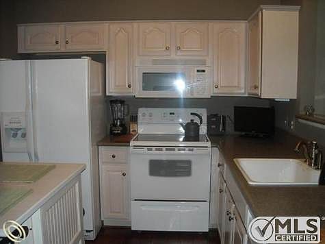 5480 Kitchen 1.jpg