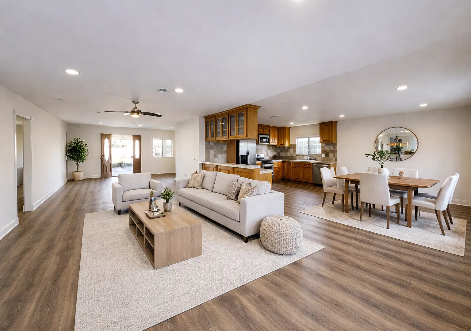 LARGE Living Room! — Photo 2