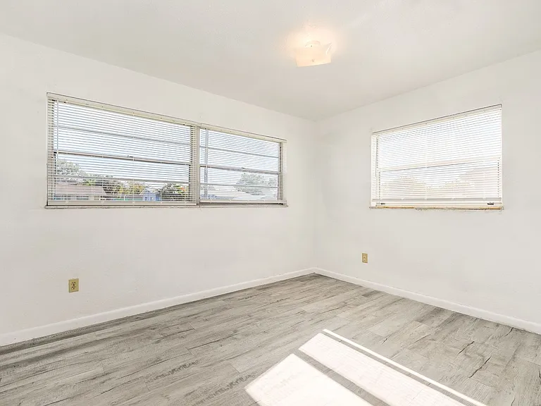 557 Cox St — Photo 9