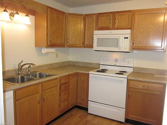 5th image of 878 W Spruce Ave