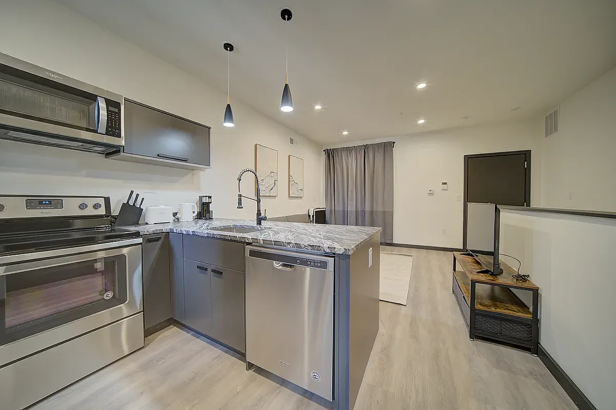 3 bed, 1200 sqft, $2,100 — Photo 4