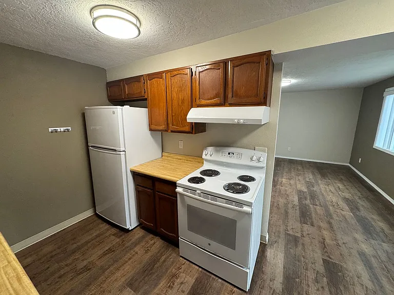 144 SW Lee St — Photo 9