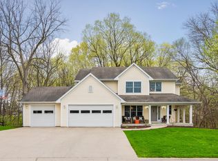 8469 Woodland Curv, Saint Bonifacius, MN 55375