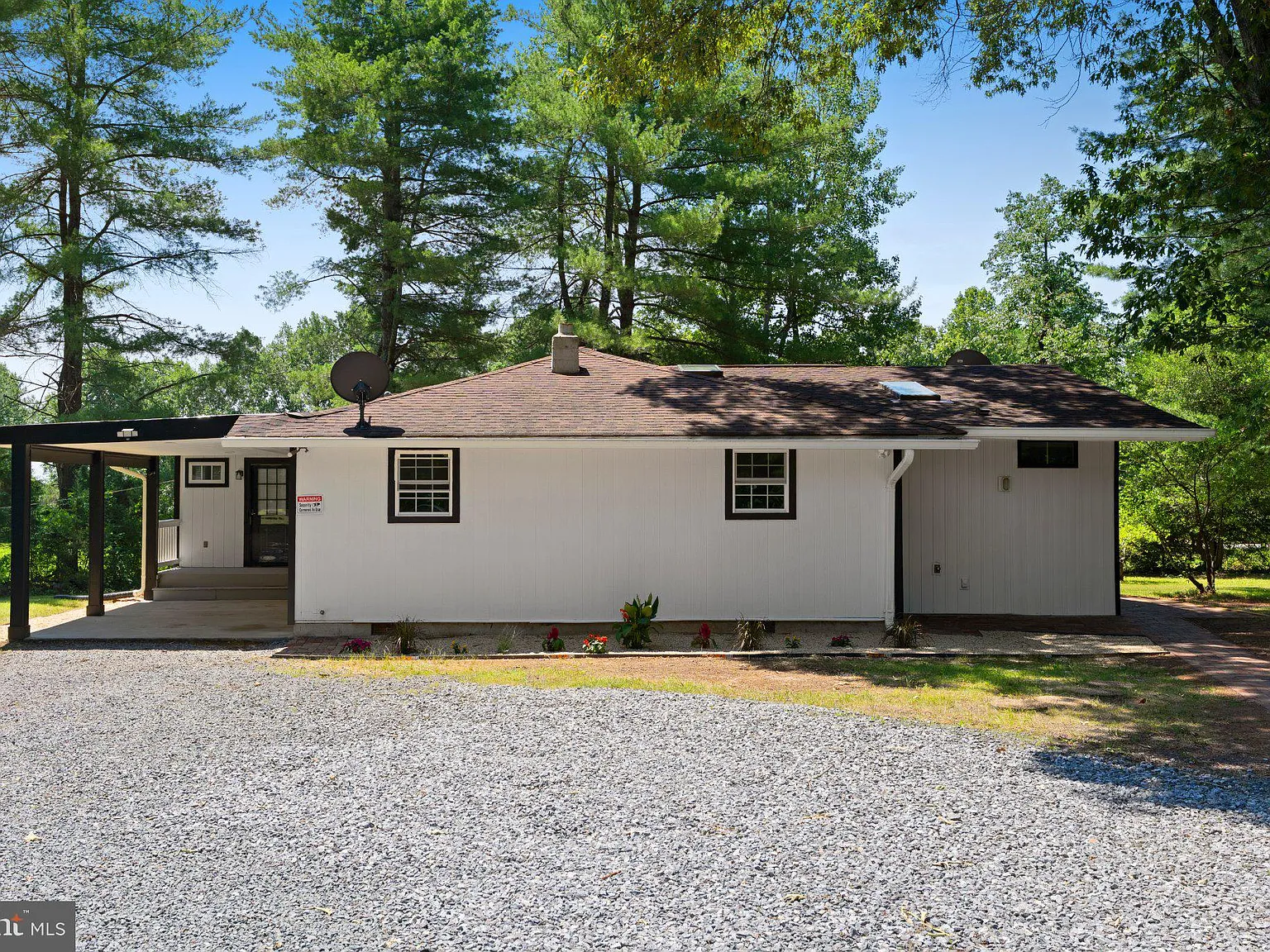 3 bed, 3.0 bath, 1170 sqft, $2,300 — Photo 3