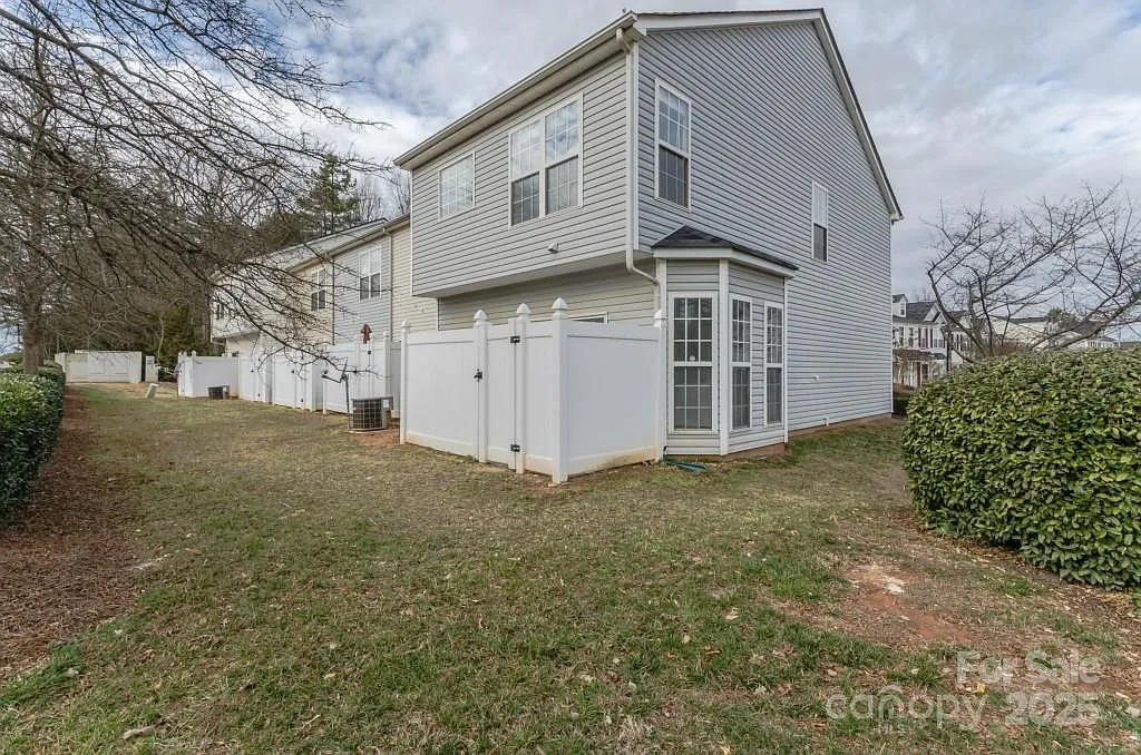 3 bed, 2.5 bath, 1511 sqft, $1,950 — Photo 2