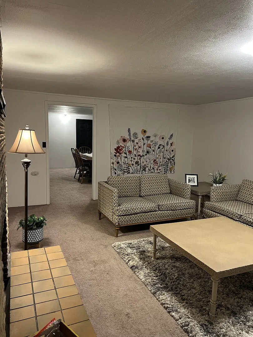 Newly Renovated 2 bed 1 bath Basement — Photo 1