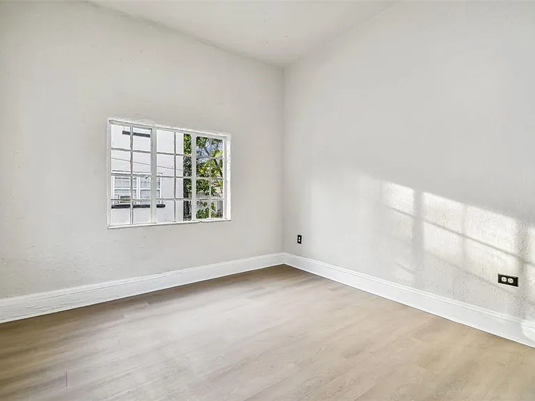 2102 W La Salle St — Photo 36