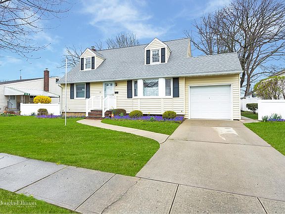 3rd image of 121 Plitt Ave