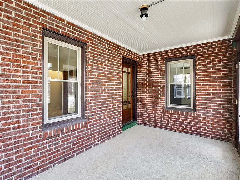 713 W Green St — Photo 3