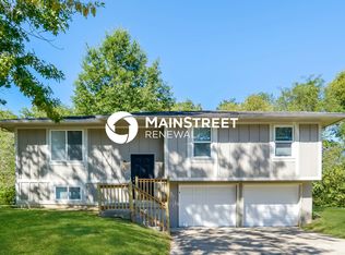 1306 SE Queens Ct, Oak Grove, MO 64075