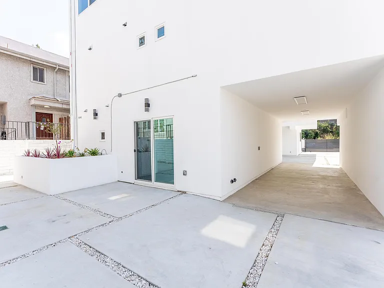 6845 Haskell Ave #1 — Photo 11