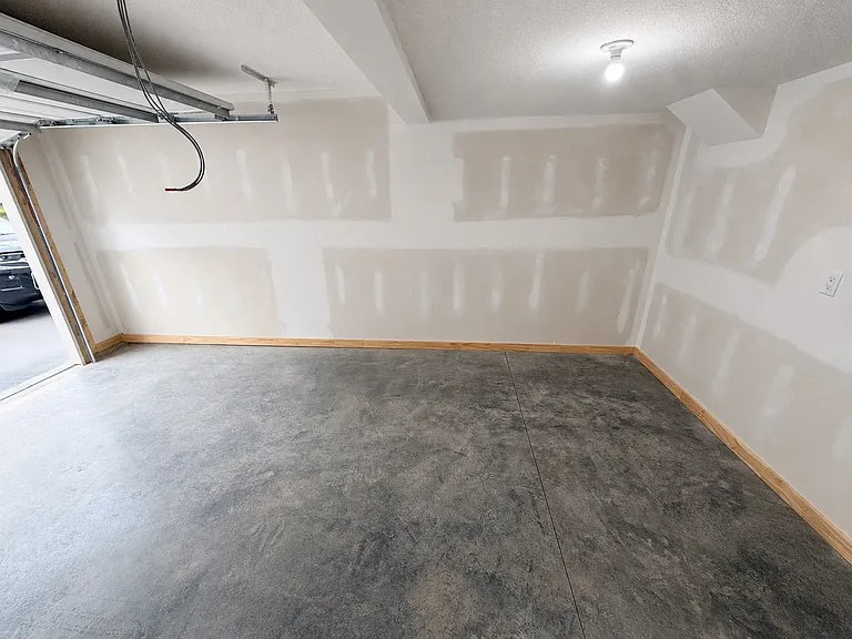 512 W Lawrence St — Photo 8