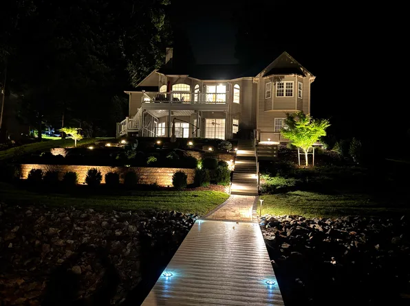 625 Winding Waters Dr, Moneta, VA 24121
