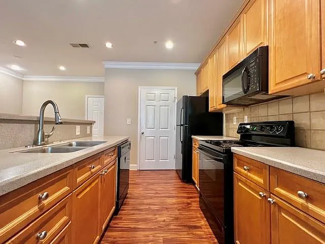 1 bed, 1.0 bath, 869 sqft, $1,550 — Photo 2