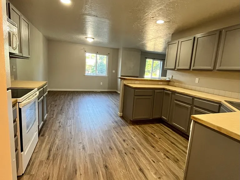 1183 N 14th St E — Photo 5