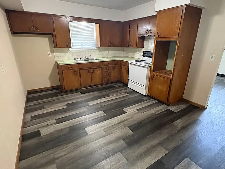 2426 N Delaware Ave — Photo 4