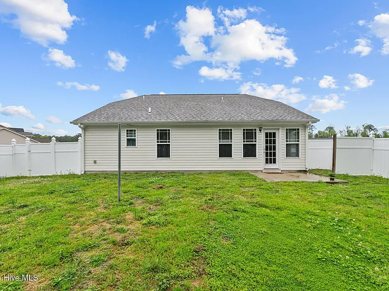 300 Hawks Bluff Dr — Photo 25