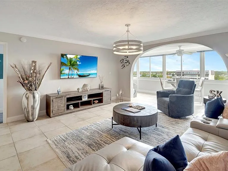1125 W Peppertree Dr #705 — Photo 3