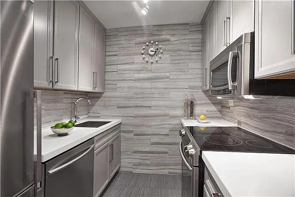 Sold by R New York | media 10