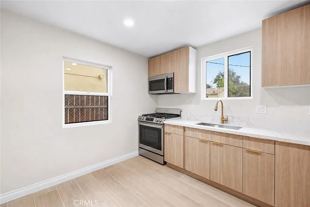 2 bed, 900 sqft, $2,600 — Photo 2