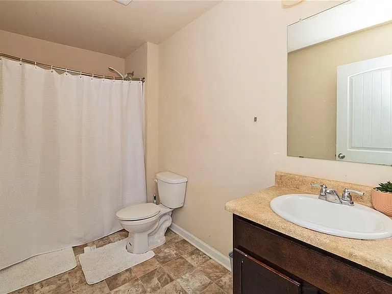 2084 Sawgrass Dr — Photo 14
