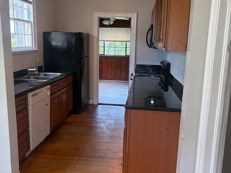 908 Hamilton Ct — Photo 3