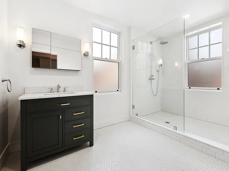 87 Perry St — Photo 10