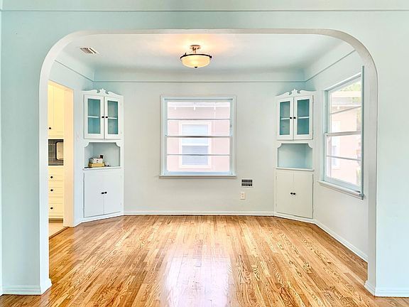 3rd image of 2880 Magnolia Ave