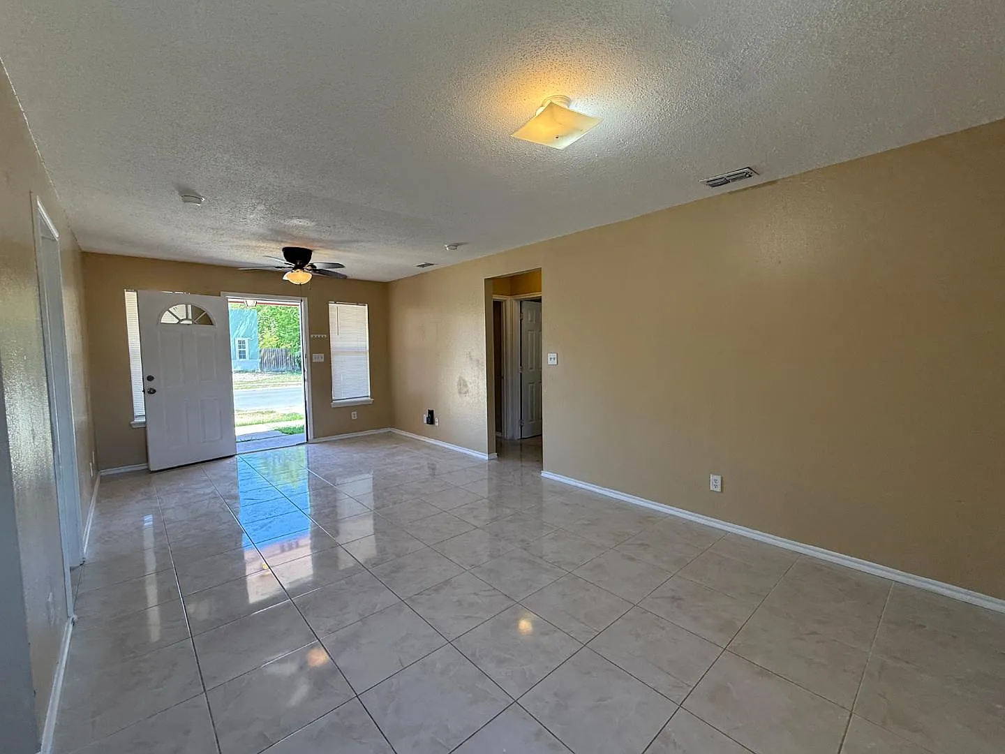 709 W Falcon Ave — Photo 3