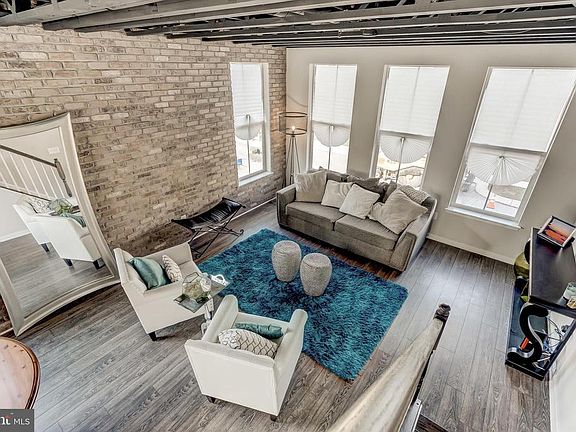 5th image of 302 White Oak Way