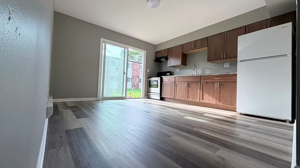 P051 / 2902 Apt 5 - 31 Street - Unit 5 — Photo 3