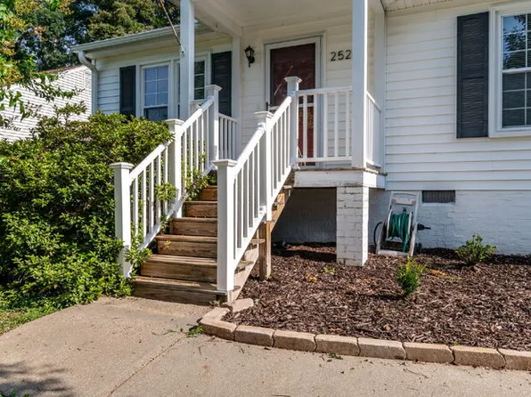 2520 Hickory Knoll Ln, Richmond, VA 23230