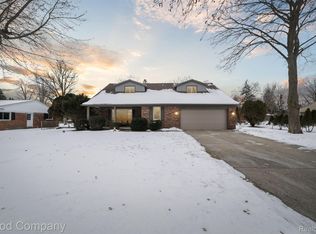 3370 Indiandale Dr, Orchard Lake, MI 48324