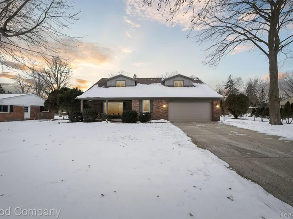 3370 Indiandale Dr, Orchard Lake, MI 48324