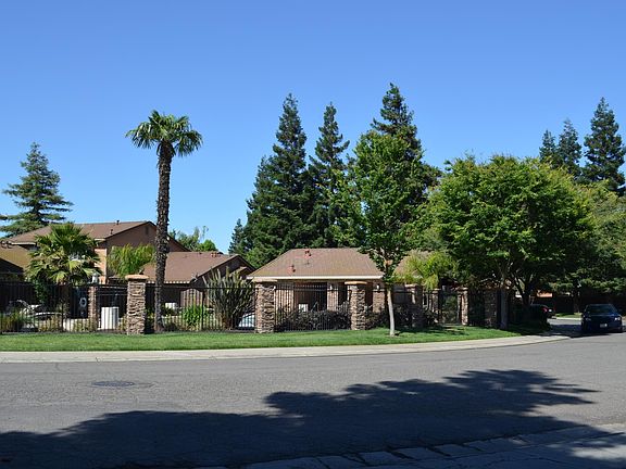 Comminuity House and Pool