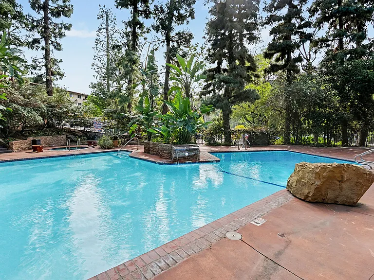 2700 Cahuenga Blvd E #1203 — Photo 11