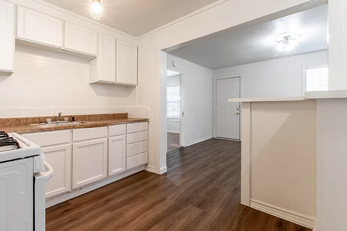 2506 N Elm St — Photo 7