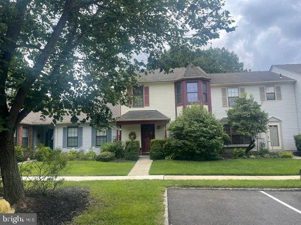 2 Chadwick Ct, Robbinsville, NJ 08691