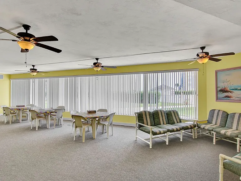 Party / Card Room. Hold your next shindig, right where you live!!