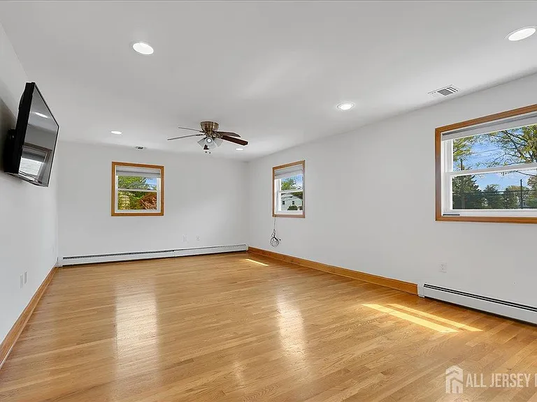 95 Calvert Ave E — Photo 29