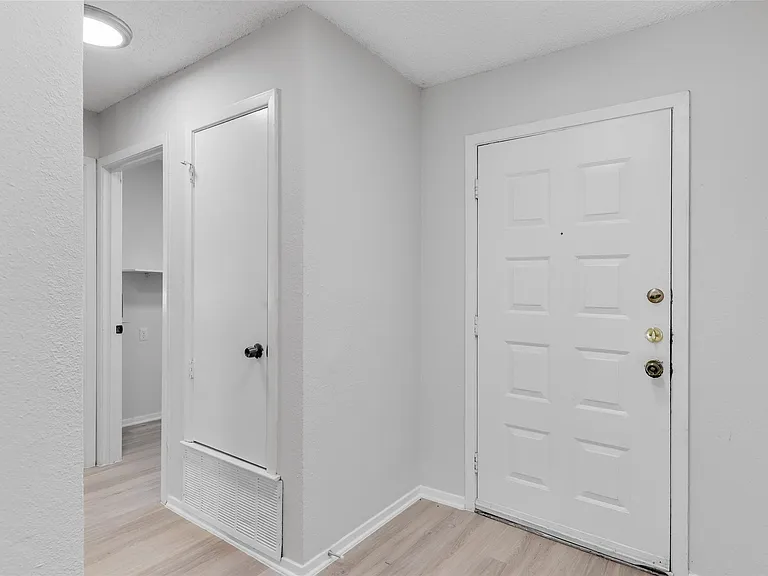8015 Scotland Yard — Photo 4