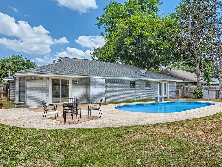 1308 Ashbury Dr — Photo 1