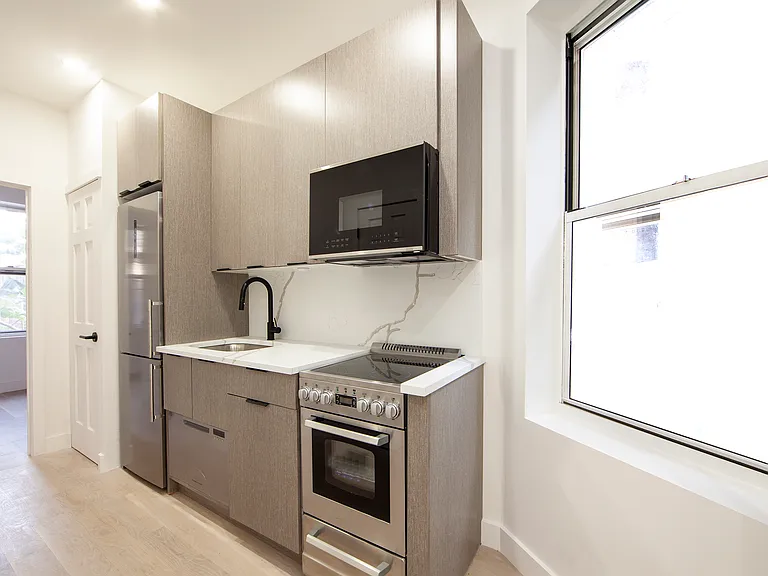 219 E 10th St #3D — Photo 4