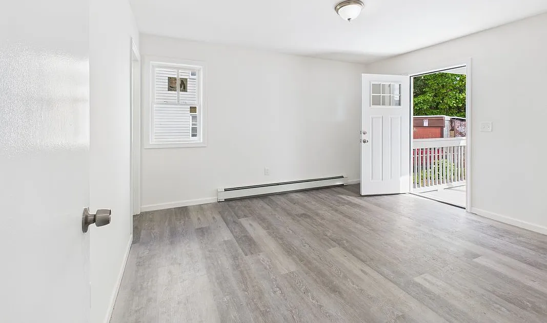 3 bed, 1.5 bath, 1102 sqft, $2,500 — Photo 3
