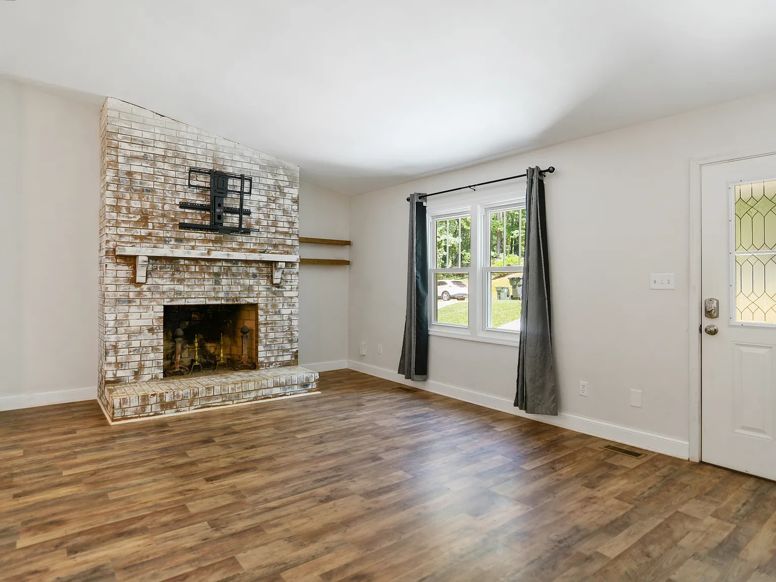 4 bed, 2357 sqft, $2,900 — Photo 3