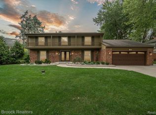 1963 Fox River Dr, Bloomfield Hills, MI 48304